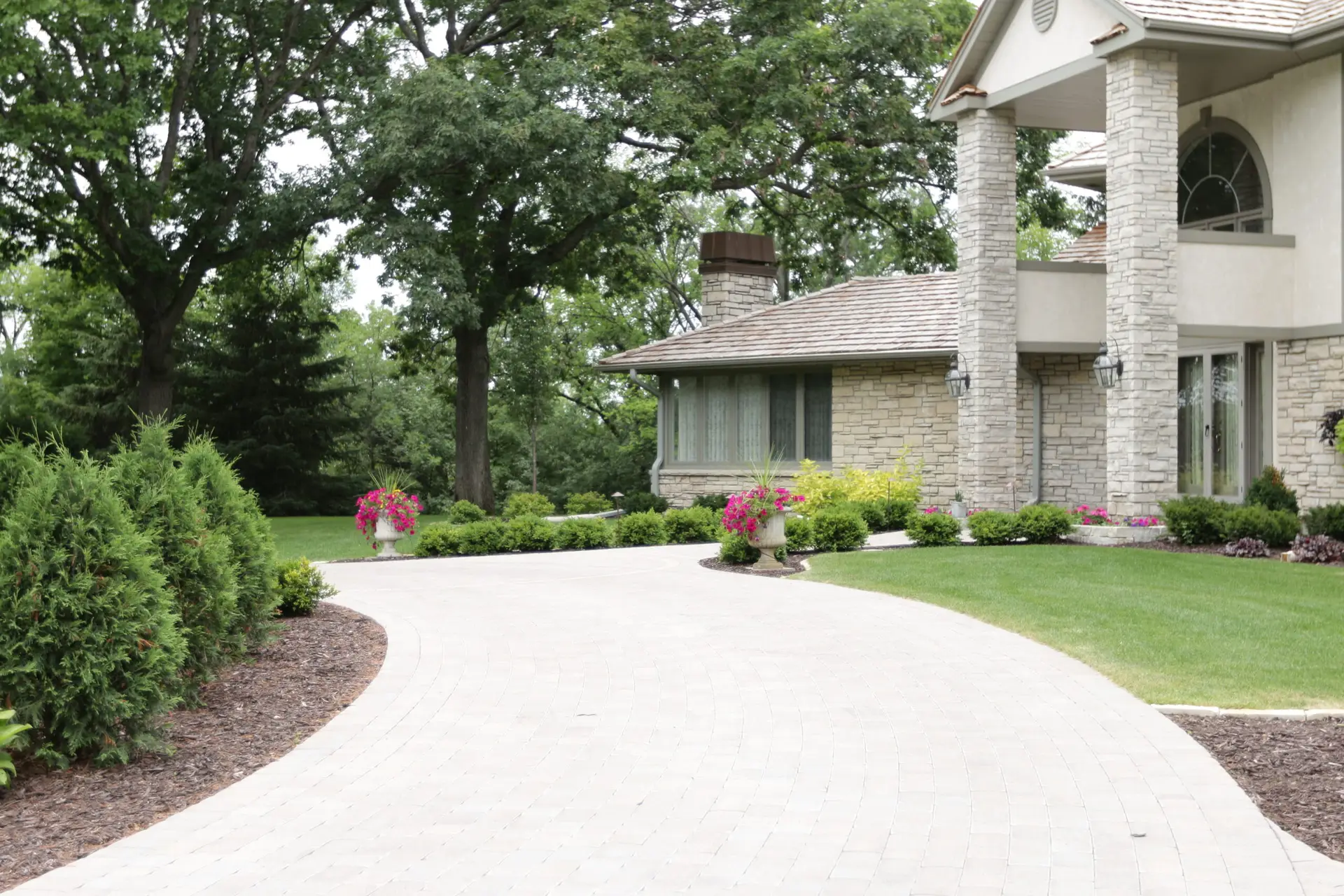 a driveway leading to a house